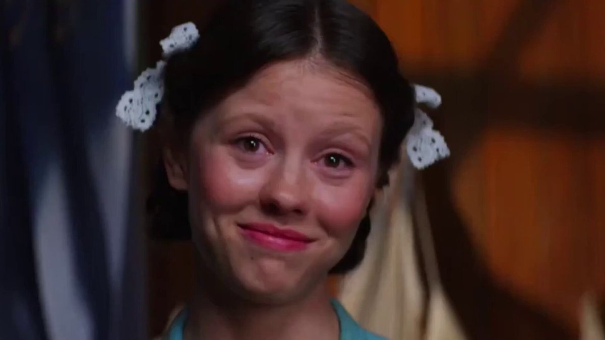 Mia Goth contou certa vez que o icônico sorriso no final de “Pearl” foi totalmente improvisado. Segundo a atriz, o diretor Ti West sugeriu filmar seu rosto por alguns segundos para ver o que acontecia, e ela acabou criando o momento. A cena rapidamente se tornou uma das mais memoráveis e assustadoras do filme.