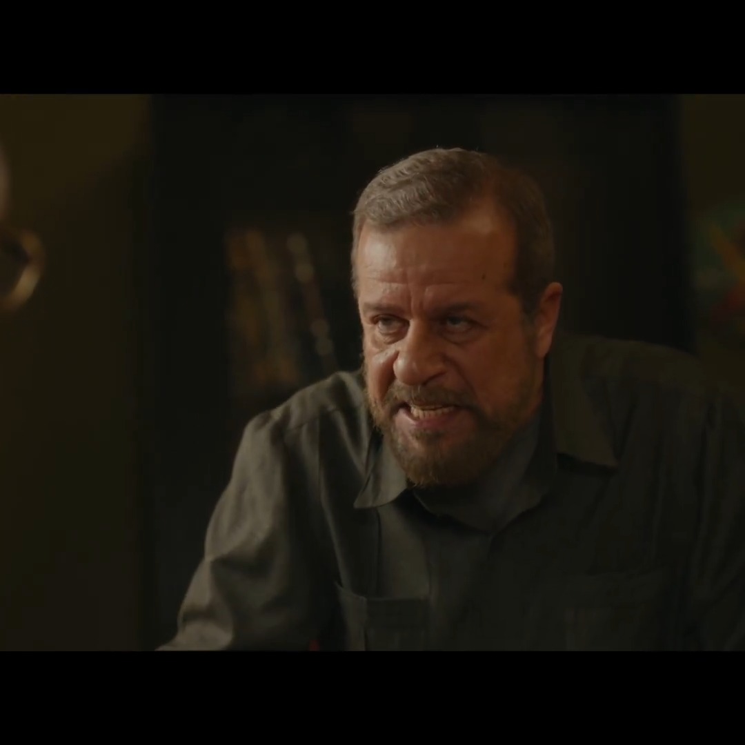 معقول مرشد الإخوان مهدي عاكف قال طز في مصر في حوار صحفي؟ لا ياجماعة المسلسل مش واقعي خالص.. دي ناس وطنية مش بتشوف الوطن حفنة من تراب وطز في مصر وكده!
