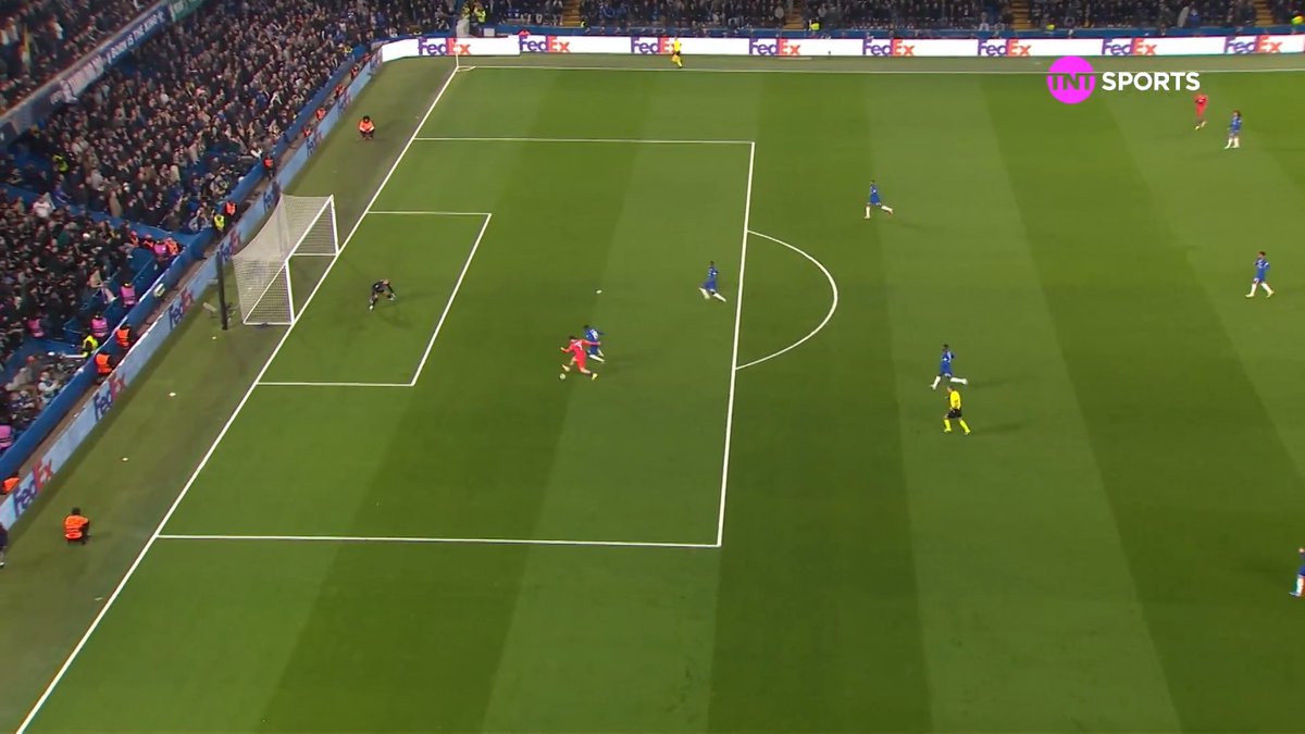 olha a zaga do Chelsea.. Esse foi o primeiro gol do PSG no jogo de volta, já marcou o segundo. No primeiro jogo o placar foi 5x2 para os franceses aqui acabou