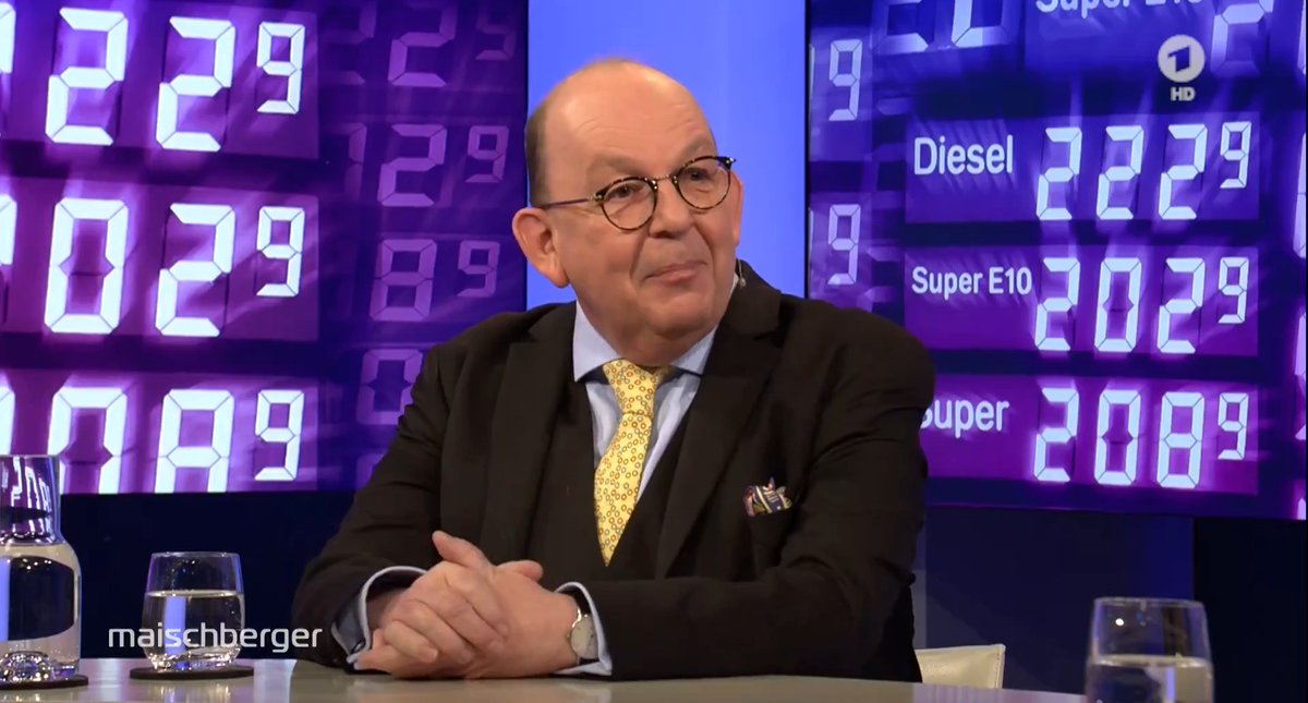 „Wir müssen uns ein bisschen von dem Kinderglauben frei machen, glaube ich, dass die Bundesregierung für alles verantwortlich ist“, sagt der Literaturkritiker Denis #Scheck. Der aktuell hohe #Spritpreis komme vom Weltmarkt. #maischberger