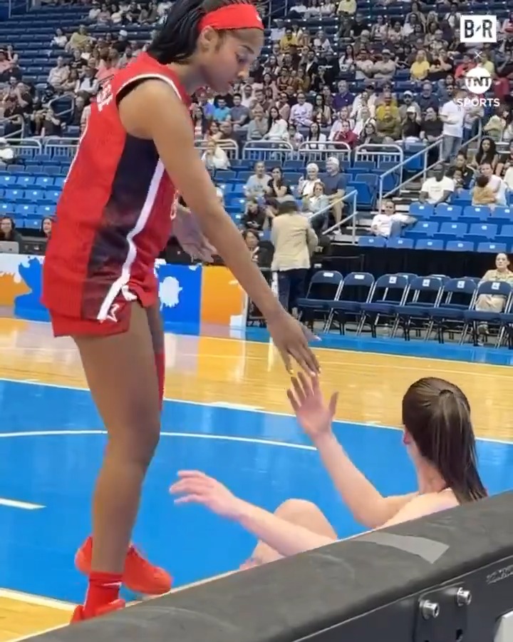 Caitlin and Angel teamwork 🔥🤝 Duo connection for the buzzer beater 🙌 FIBA Women's Basketball World Cup #FIBAWWC USA vs. Spain is on TNT &amp; HBO Max 📺