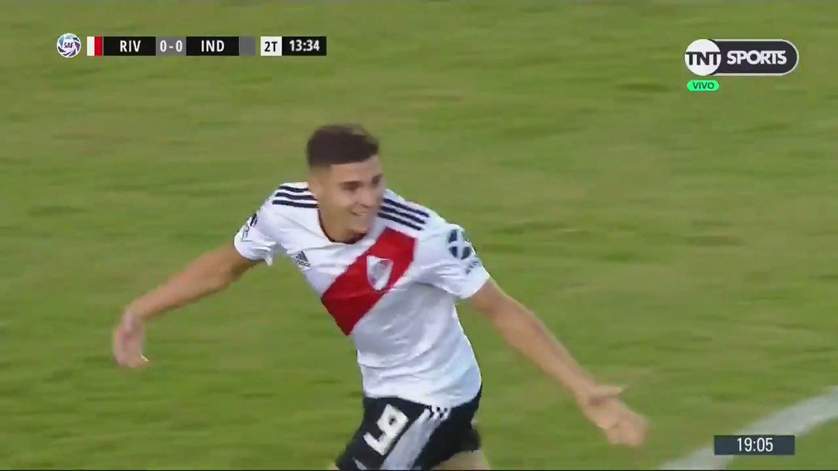 Hoy se cumplen SIETE AÑOS del primer gol de Julián Alvarez con el Manto Sagrado. El resto es historia pura. Del glorioso River Camp al mundo 🤍❤️🤍