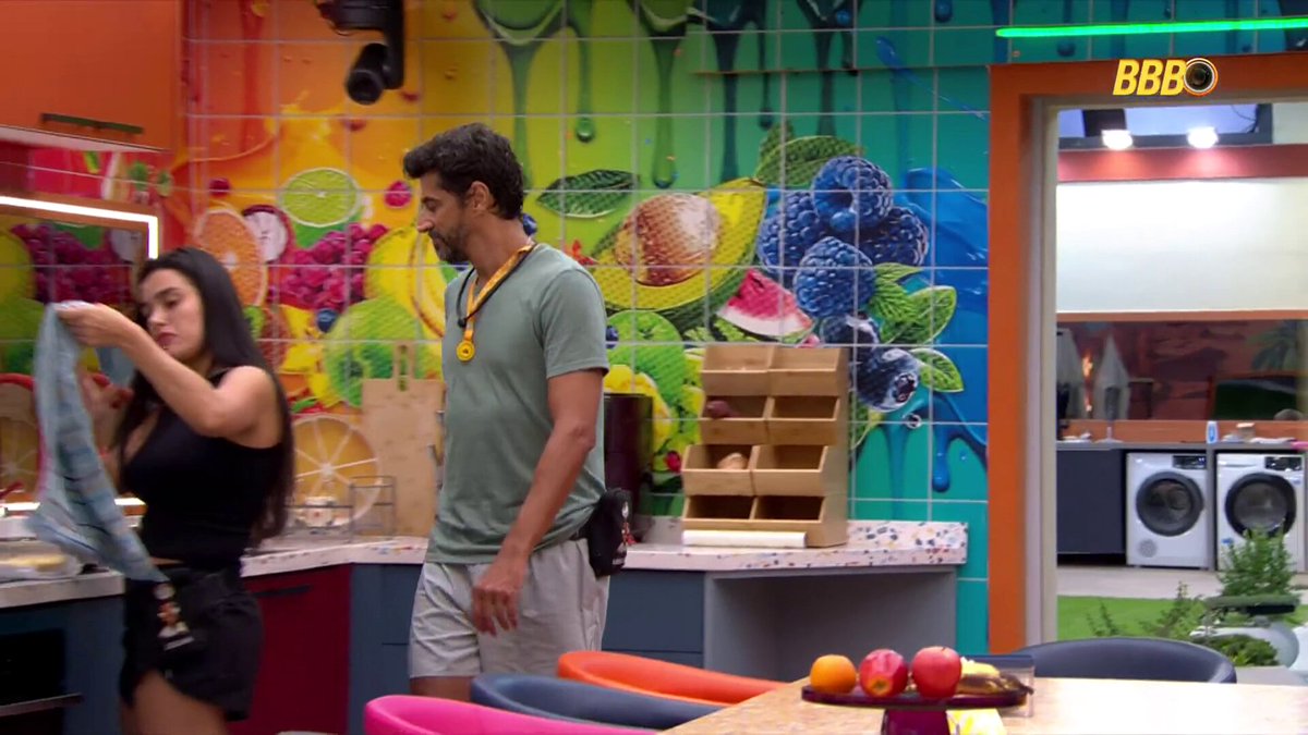Cowboy e Jonas elogiam comida de Jordana. Jonas se aproximou da sister, beijou o ombro dela e disse: "Pensei que fosse fazer 5, meu coração!" Jordana: "Só tem 4 batatas." #BBB26