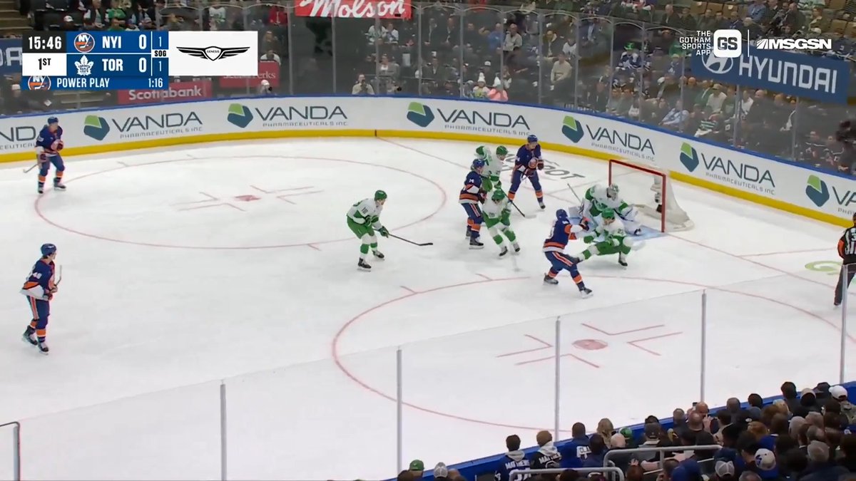 BRAYDEN SCHENN 🚨 He's got his first goal with the New York Islanders!