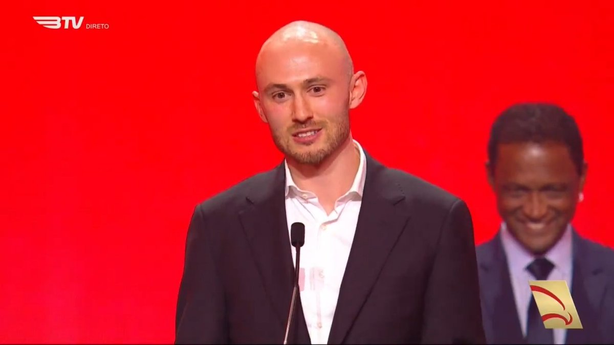Aursnes foi eleito futebolista do ano do Benfica e discursou num belo português.