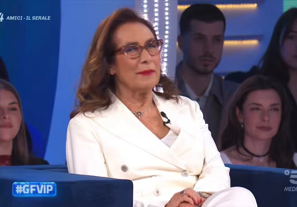 “sono molto protagoniste le donne…strateghe, forti, gli uomini trascinati dalla corrente” e pure Cesara che sta servendo ma che succede quest’anno #gfvip
