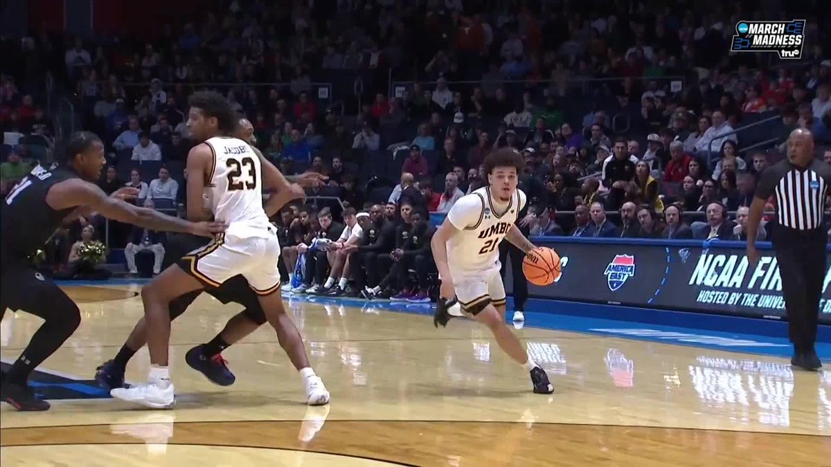 UMBC cuts into the Howard lead as the first half comes to a close 👀 #MarchMadness UMBC Men's Basketball