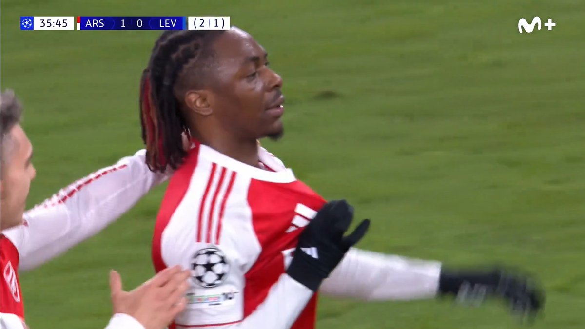 Tarda 1 minuto en darse cuenta que no se está señalando el escudo jajajajaja Vaya golazo por cierto