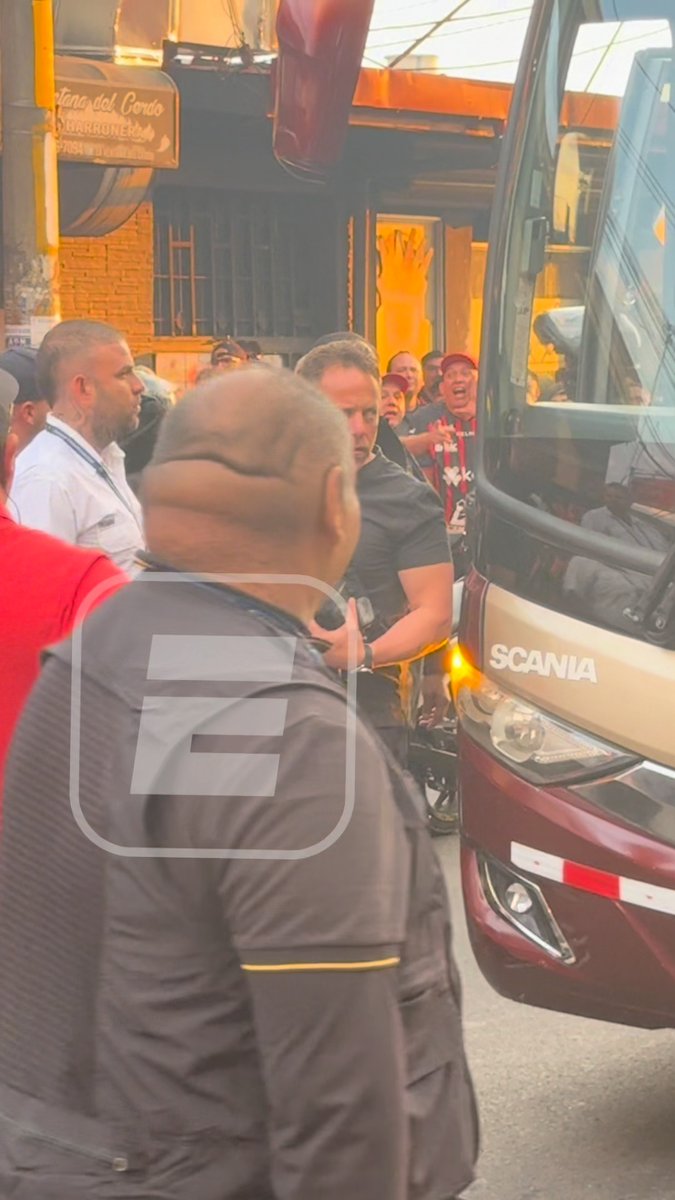 LA CARA DE DOS SANTOS LO DICE TODO😡🔥 Momentos tensos se vivieron en la llegada del LAFC al Morera Soto, donde el DT del equipo angelino tuvo que salir en la calle afuera del estadio y no dentro como el resto del equipo en medio de los insultos de los aficionados manudos😱