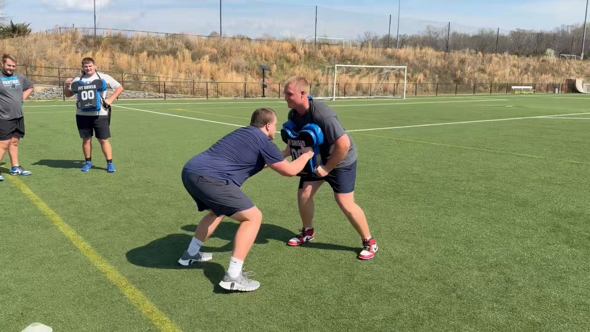 🚨RUN GAME FUNDAMENTALS🚨 -Working Fit driving knees through defender -Fit with movement -Working Post with eyes on 2nd level -Combo fits with Inside Zone staying square Run The Damn Ball Last of the Fullbacks