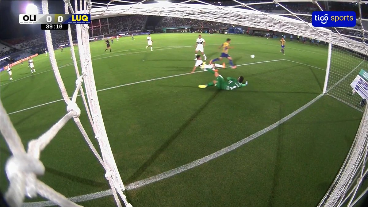 🧤DOBLE ATAJADA. Gastón Olveira volvió a lucirse en la portería franjeada con esta espectacular acción para evitar el gol de Luqueño. La jugada fue anulada, pero eso no le resta méritos al arquero de Olimpia. #AperturaAPF2026