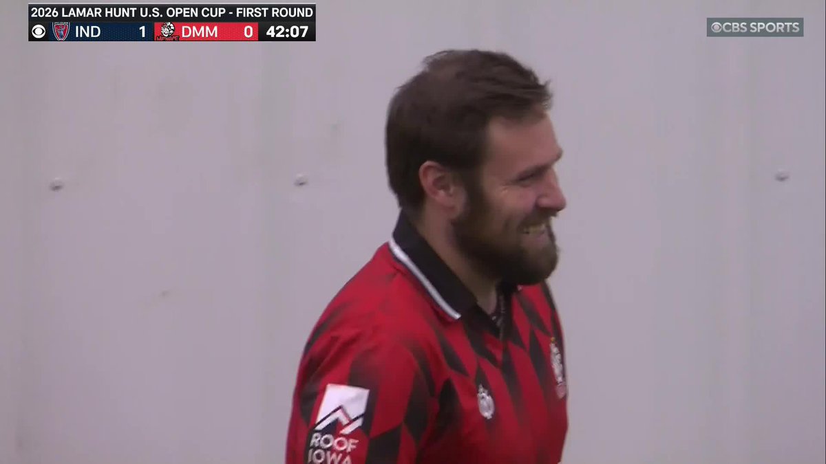 Only in the U.S. Open Cup 😅 A jerseyed athletic trainer on the pitch for Des Moines Menace 👕