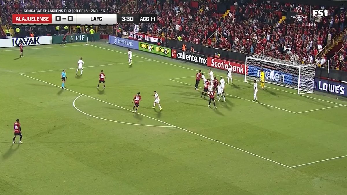 CHAOS IN COSTA RICA ‼️ Alajuelense find the opening goal against LAFC 💥
