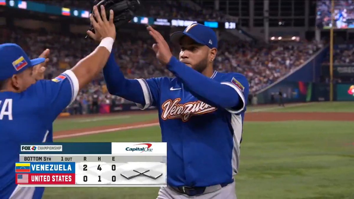 Eduardo Rodriguez exits to a standing ovation from the Team Venezuela fans 👏 #WorldBaseballClassic