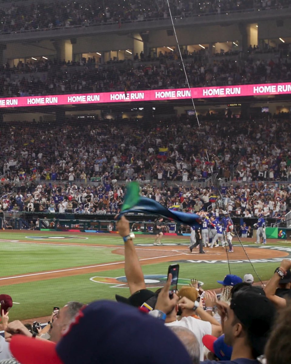 Wilyer Abreu brings the loanDepot park crowd to its feet! #WorldBaseballClassic