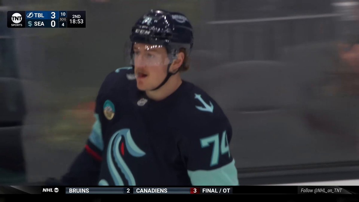 BOBBY SHOOTS AND BOBBY SCORES 🦑 That's four goals in three games with the Seattle Kraken for Bobby McMann! 📺: NHLonTNT &amp; hbo max fka ➡️