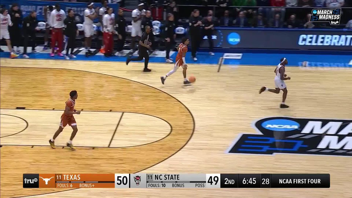 I have no idea what Dickie V just said but this game 🔥🔥🔥 #MarchMadness It's a close one down the stretch in Dayton: