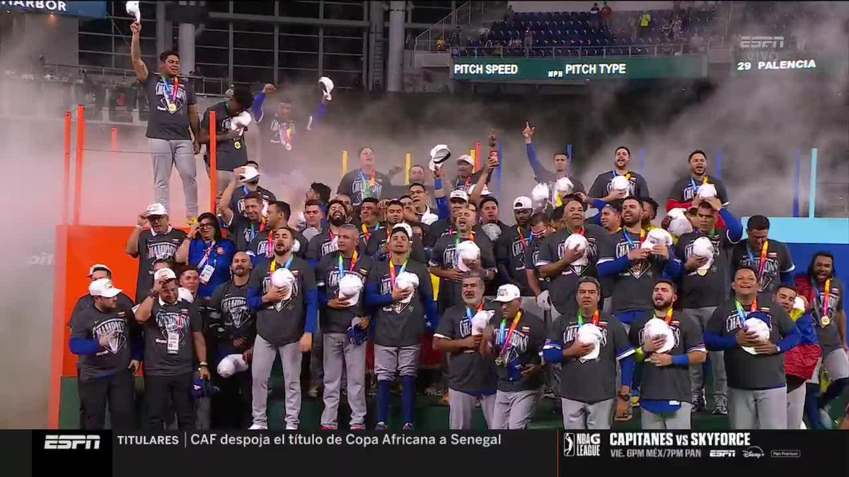 ¡DESDE MIAMI HASTA VENEZUELA! 🇻🇪🙌 La novena venezolana recibió el trofeo de CAMPEÓN DEL MUNDO 🤩🏆 ¡Y ENTONAN EL HIMNO NACIONAL DE VENEZUELA! 🔥 CELÉBRALO VENEZUELA 👏