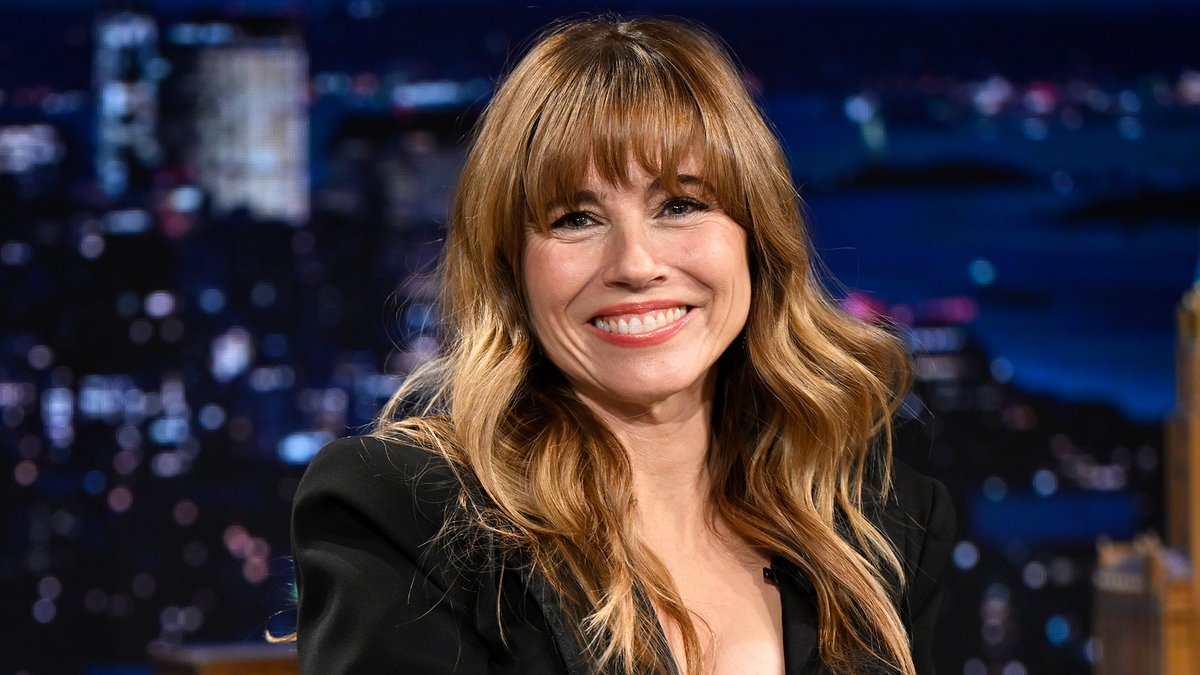 Linda Cardellini bought an orange turtleneck at Ross for her audition as Velma in Scooby-Doo 🤣 #FallonTonight
