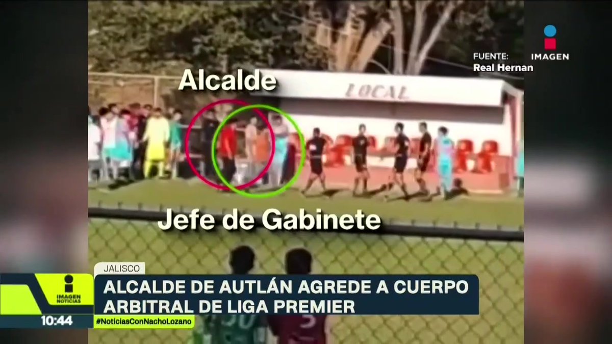 No le gustó el marcador del partido. El alcalde de Autlán de Navarro, Jalisco, el priista Gustavo Robles, se metió a la cancha con todo y sus escoltas para agredir a los árbitros durante un encuentro entre los equipos Guerreros Autlán y Los Cabos United de la Liga Premier MX.