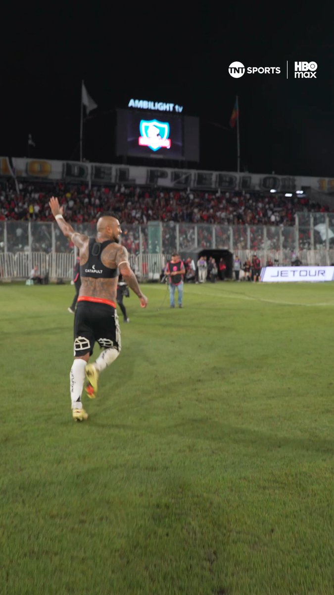 👏👏👏 CON EL APLAUSO DE SU GENTE Arturo Vidal firmó autógrafos, regaló su camiseta y se retiró ovacionado del Estadio Monumental, tras su gran actuación en el triunfo por 2-0 de #ColoColo ante Huachipato. #LigaDePrimeraMercadoLibre