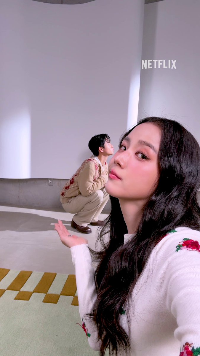 나왔다. 올봄 내 배경 화면. 캡처하고 쓰세요🐰🦊 <월간남친>, 절찬 스트리밍 중. 오직 넷플릭스에서.