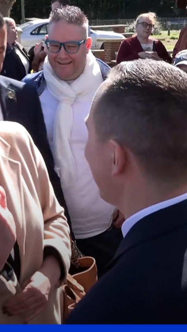 Une femme interpelle Marine Le Pen en disant qu'elle ne votera pas pour elle mais pour Bardella qui est jeune. Sa réponse : "Méfiez-vous, Macron a aussi été élu jeune et il a fait des choses épouvantables",