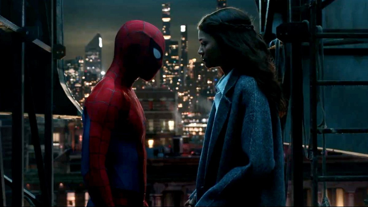il concetto di MJ con i capelli rossi vicina di casa di peter parker e con al collo ancora la collana di dalia nera regalata nella prima trilogia che si innamorerà di nuovo nel corso della seconda trilogia mentre zendaya e tom holland sono già sposati irl