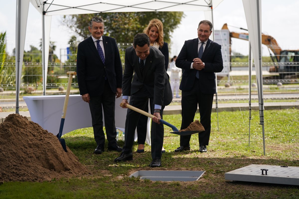 ✅ ¡Ya está en marcha! Ponemos la primera piedra del Hospital Materno Infantil de Huelva. Es el hito sanitario más importante en la provincia en muchísimo tiempo, con una inversión de 85 M€. Dimos la palabra a los onubenses y la estamos cumpliendo. #AndalucíaTeCuida