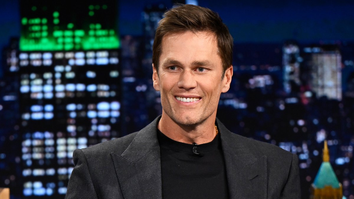 .Tom Brady gave Jimmy Fallon a lesson in how to throw a perfect ball. This is why he's the 🐐 (via The Tonight Show)