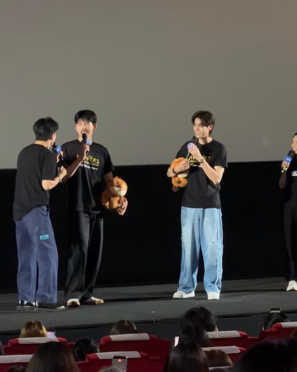 🐻: ...it was when Fourth said that I kissed Phuwin's cheek. And then he continued by saying it was in a—where was it? 🐼: It actually happened! Hey! 🐻: In Fourth’s dream! It was in Fourth’s dream! 🐼: Oh, it was in his dream. But I know you guys—none of you watched the whole clip! 🐻: Maybe it was a bit too good of a dream for Fourth. 🐼: I saw the comments on Twitter. Half the people were screaming, and the other half were under those comments saying, "Did you even finish the video?" 🐻: They just didn’t want to know the truth. They heard "Pond kissed Phuwin’s cheek" and that was enough for them. 🐼: Right. But everything Fourth said after that was a "cake" (meaning it was sweet/a treat for the fans). 🐻: Wait, what? About the dream? 🐼: Huh? ♌️: Nobody is listening anymore at this point! 🐻: Forget about back then, nobody is listening to us right now either! (referring to the fans screaming). HOPPERS X PPP FAMILY #SFxPondPhuwinPermpoon
