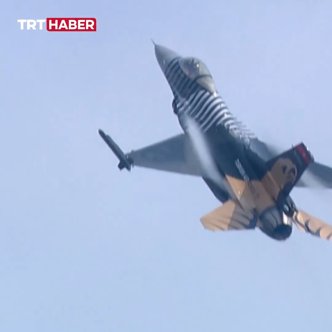 SOLOTÜRK, 18 Mart Çanakkale Zaferi için gösteri uçuşu gerçekleştirdi.
