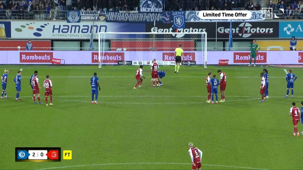 Enquanto isso no campeonato Belga, o Zulte Waregem se preparava pra cobrança de pênalti. Daí, Van der Heyden, zagueiro do Gent saiu correndo e deu um beijo na bola. O melhor é que o Zulte Waregem PERDEU a cobrança. Zicada ABSURDA!