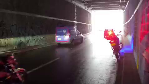 #BOGOTÁ | Se cierra de forma preventiva el deprimido de la calle 72 por desprendimiento de material, sentido occidente - oriente. Autoridades de tránsito recomiendan tomar rutas alternas como la calle 80, la calle 68 o la calle 53.