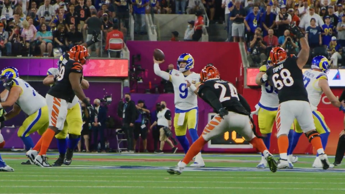 No-look? No problem for Matthew Stafford. 😏 More highlights on 🎥