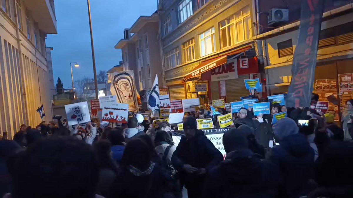 Binlerce üniversite öğrencisi, Saraçhane'ye yürümek için Esnaf Yemekhanesi önünde toplandı: "Yaşasın öğrenci dayanışması!"