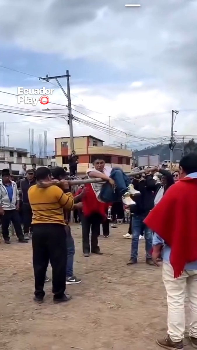 🔥 Así se aplicó la justicia indígena por el robo de un vehículo en Quisapincha, #Tungurahua 👊 Comuneros de la zona retuvieron a una persona vinculada al robo de un vehículo, mientras las autoridades comunitarias aplican su sistema de justicia, ¿qué opinas?