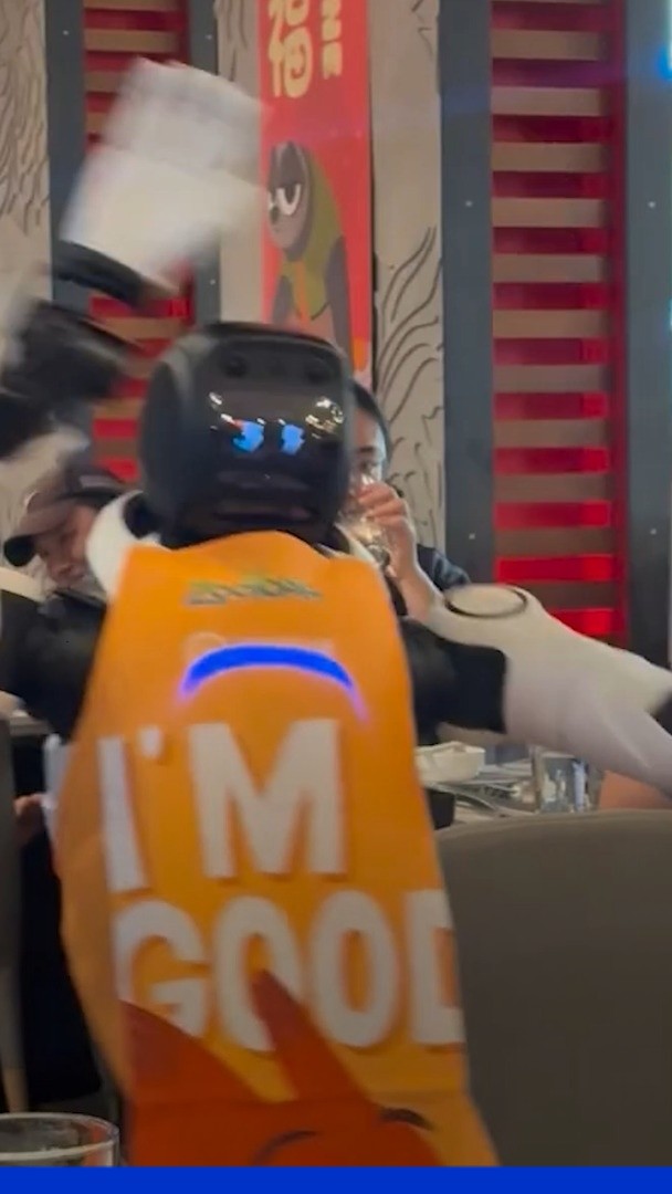 🤖 Ce robot serveur devient fou et commence à danser dans le restaurant