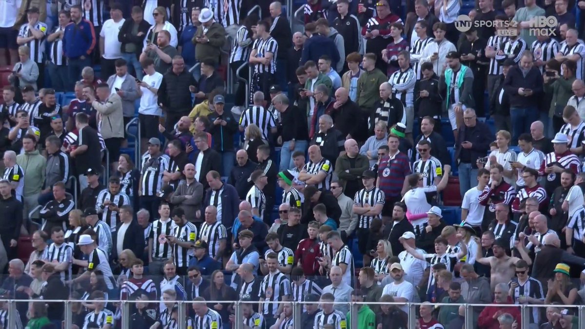 "Barcelona are going to have to be VERY good to beat Newcastle" Joleon Lescott on Newcastle's confidence in their Champions League trip to the Camp Nou 💪 Lynsey Hipgrave | TNT Sports & discovery+ UK