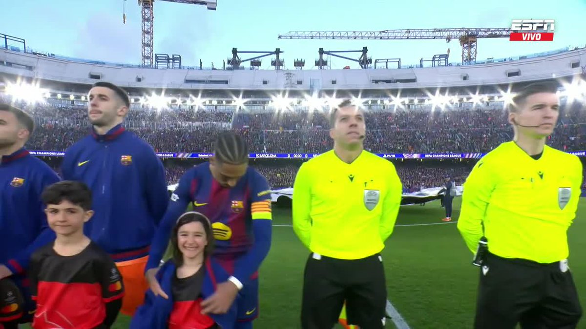 🫶🏻🇧🇷 El gesto de Raphinha dándole su campera a una niña que temblaba de frío en la previa de Barça - Newcastle.