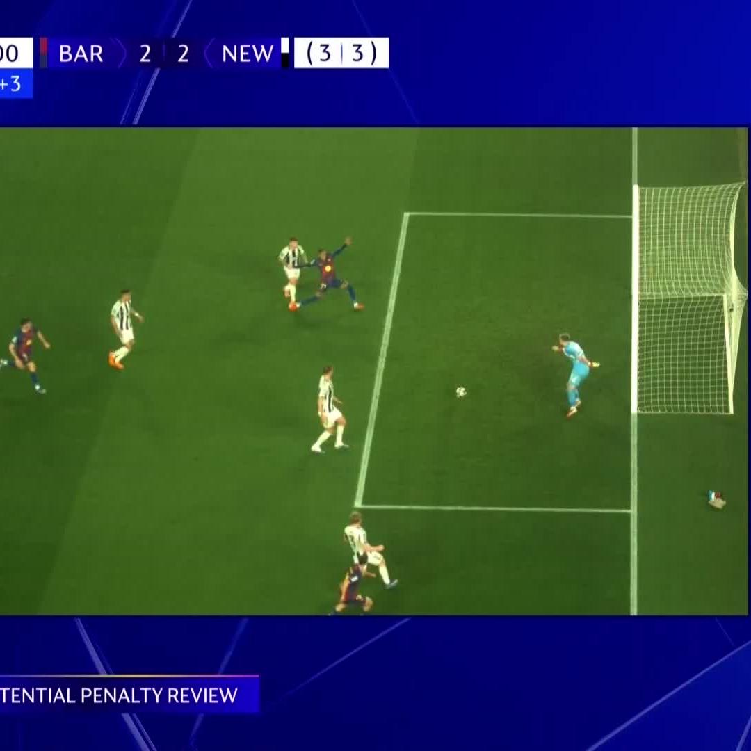 Kieran Trippier is in trouble here 👀 Raphinha wins a penalty for Barcelona 👇 📺 Stream #UCL on DStv: