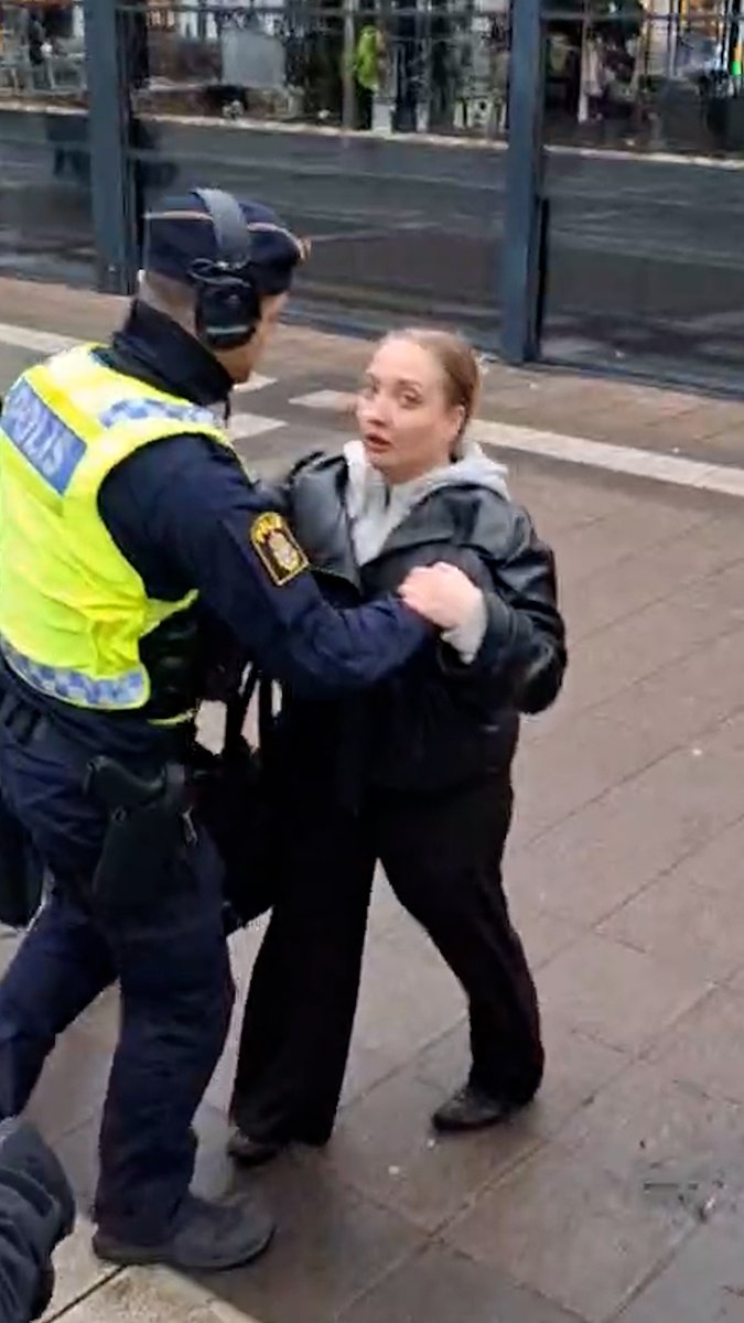 🚨🇸🇪 BREAKING: Press secretary to Left Party leader Nooshi Dadgostar was CAUGHT by police after turning VIOLENT on a counter-protester at a pro–mass migration rally. Hanna Brolund, now suspected of assault, also runs national social media for Vänsterpartiet.
