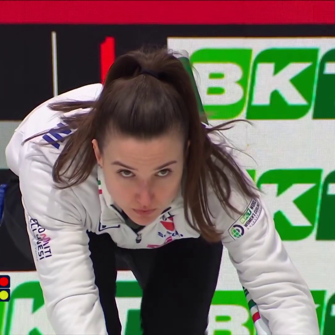 Cómo la extrañábamos 🤩 Tras brillar en #MilanoCortina2026, Stefania Constantini 🇮🇹 nos deleita también en el Mundial: ojo a este lanzamiento ante Estados Unidos