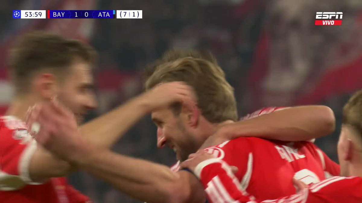 Mirá el gol que hace Harry Kane, por favor.