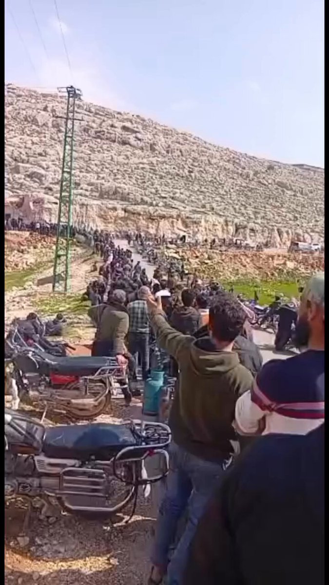 بهذه الروح – أيها الاخوة – لن تصلوا لا إلى دمشق ولا إلى القدس، بل ستصلون إلى طابور جرة الغاز. وقبل أن تحلموا بالوصول إلى القدس، تعلموا كيف لا تقفون بالساعات على قارعة الطريق بانتظار أسطوانة غاز . أنتم تتحدثون عن "رتل نحو التحرير" والناس تراكم "رتلاً على الغاز"! بهذه الروح، أقصى ما ستبلغونه ليس القدس… بل جرة غاز . وأقصى ما يمكن أن تصلوا إليه هو وضع النظام السابق في آخر أيامه . فيا لحسرةِ مليون شهيد… أن تكون الخاتمة هذا المشهد البائس. وبدل أن يسعى الجولاني ليؤمن الغاز للسوريين يحشد قواته إلى الحدود السورية اللبنانية ليشارك الصهاينة بالهجوم على المقاومة .. طابور في محافظة إدلب من أجل الحصول على جرة غاز .