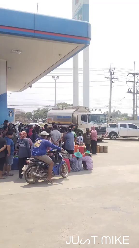 🇹🇭 Getting gas in the provinces has turned into a full-time job.