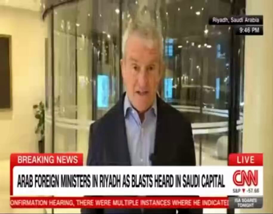 مراسل CNN من مقر الاجتماع الوزاري في الرياض| • أعتقد أننا سنشهد مزيدًا من الدعم بين دول المنطقة لبعضها البعض في ظل هذه الأوضاع. • السعودية حاليًا عبر ميناء جدة المطل على البحر الأحمر، تستورد كافة أنواع البضائع التي كانت تمر عادةً من خلال مضيق هرمز. • يتم الآن نقل هذه البضائع والسلع والإمدادات الطبية، برًا عبر الأراضي السعودية لتصل إلى شركائها في الخليج. • لقد شاهدنا ذلك بأنفسنا على الحدود مع الكويت بالأمس فقط؛ حيث عبرت مئات الشاحنات المحملة بالبضائع.