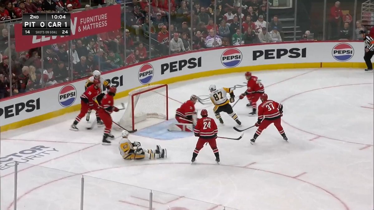 WELCOME BACK, SIDNEY CROSBY 🚨 He finds the back of the net in his return to the lineup!