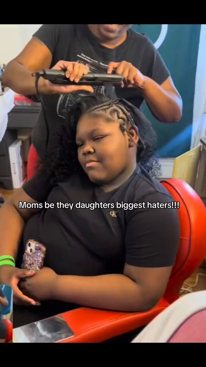 Shout out to the hair stylist for having niece's back