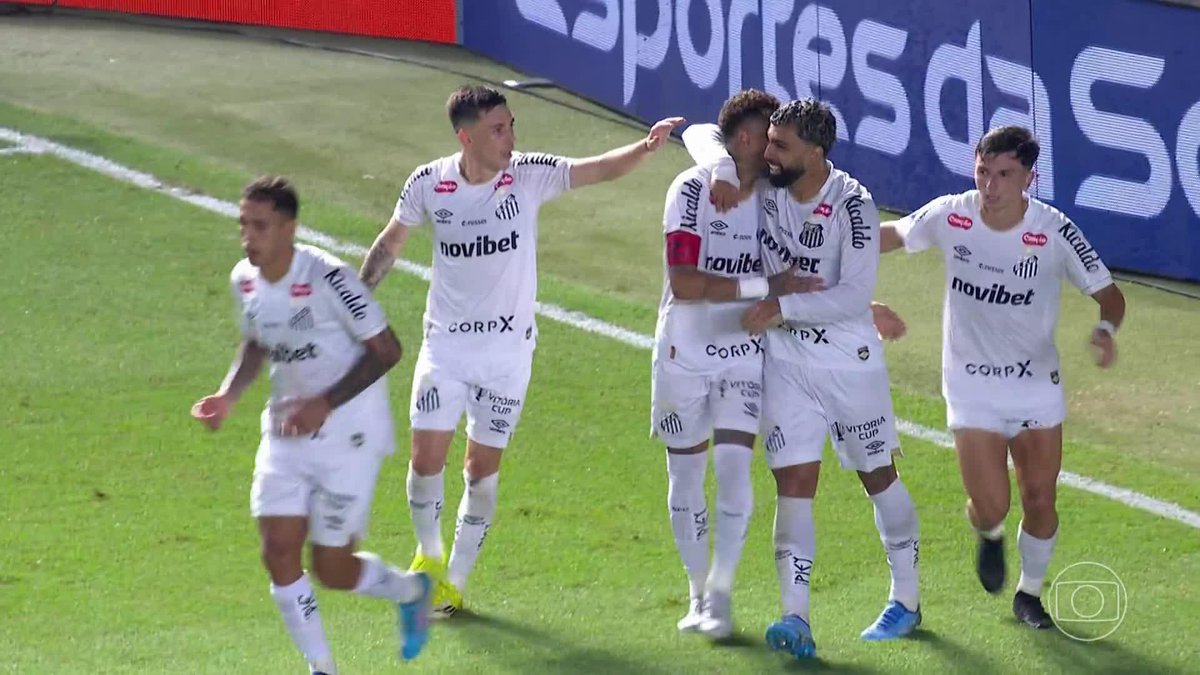 sabe quando a criança faz um gol no interclasse e imagina que tá marcando na champions? então, aqui é o neymar marcando no inter e imaginando que tá jogando contra o time do camargo e o chorume do grêmio